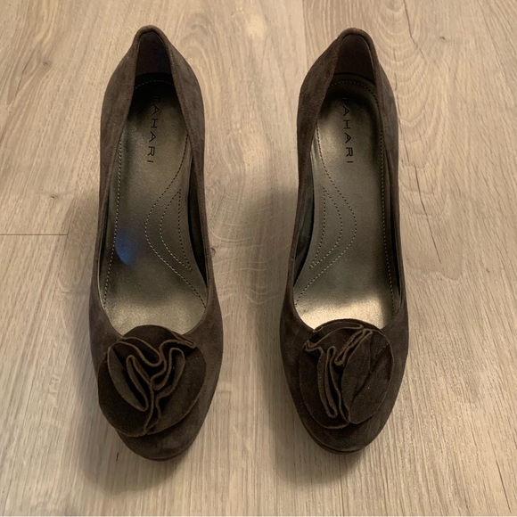 Tahari grey suede heels - Picture 2 of 3